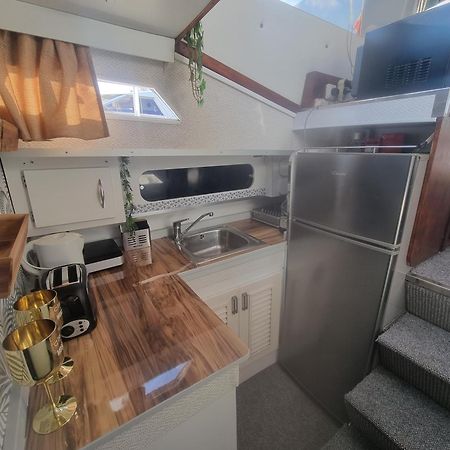 Beautiful And Comfy Boat In Barcelona With Boat Tour Option Hotel Exterior photo