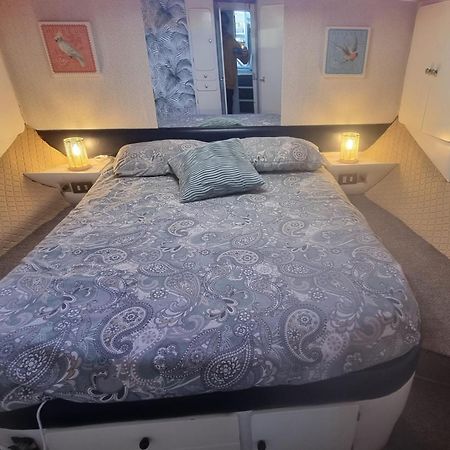 Beautiful And Comfy Boat In Barcelona With Boat Tour Option Hotel Exterior photo