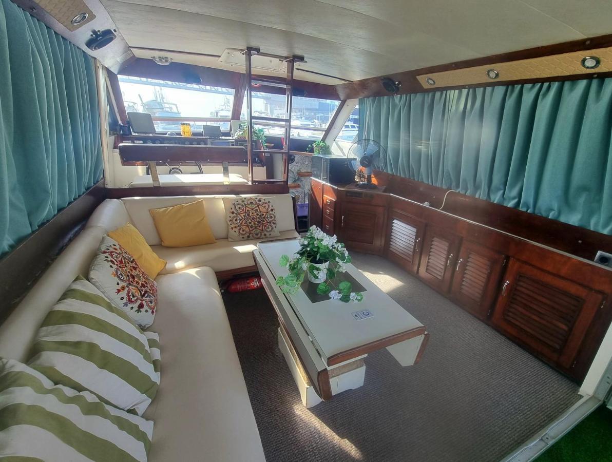 Beautiful And Comfy Boat In Barcelona With Boat Tour Option Hotel Exterior photo