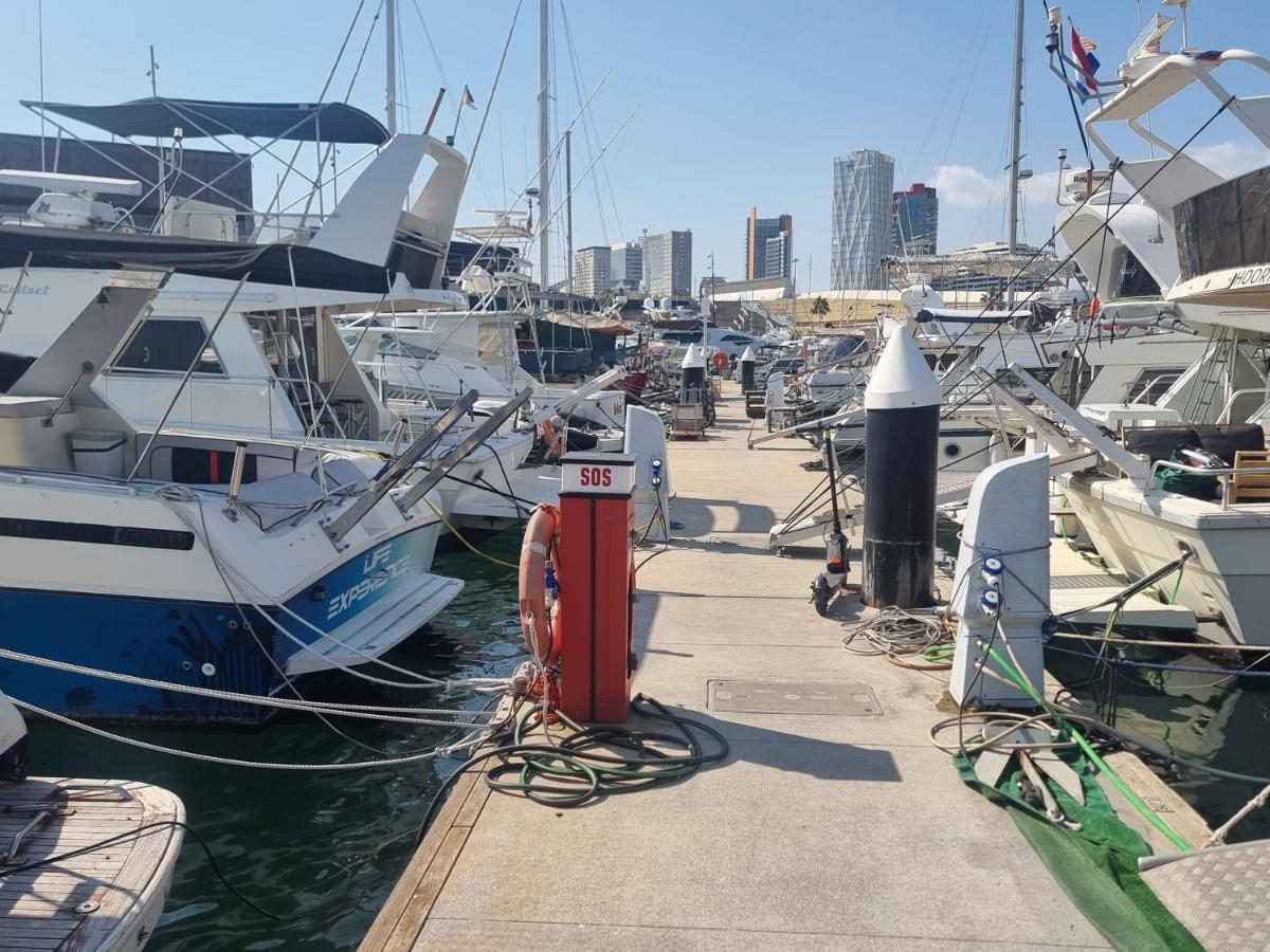 Beautiful And Comfy Boat In Barcelona With Boat Tour Option Hotel Exterior photo