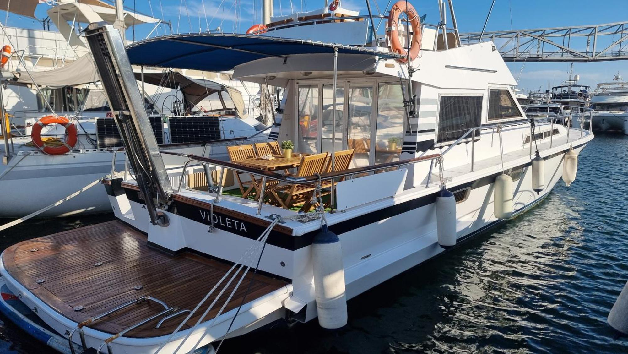 Beautiful And Comfy Boat In Barcelona With Boat Tour Option Hotel Exterior photo