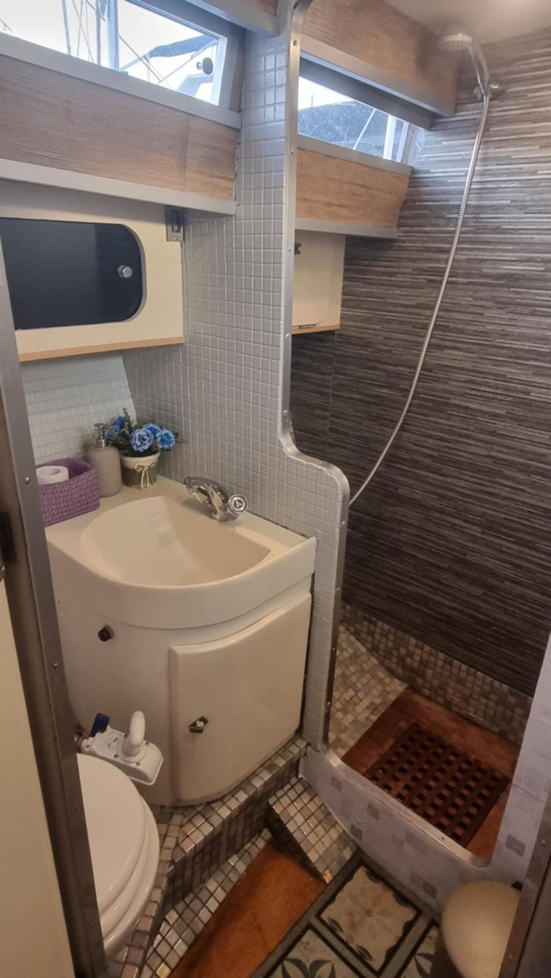 Beautiful And Comfy Boat In Barcelona With Boat Tour Option Hotel Exterior photo