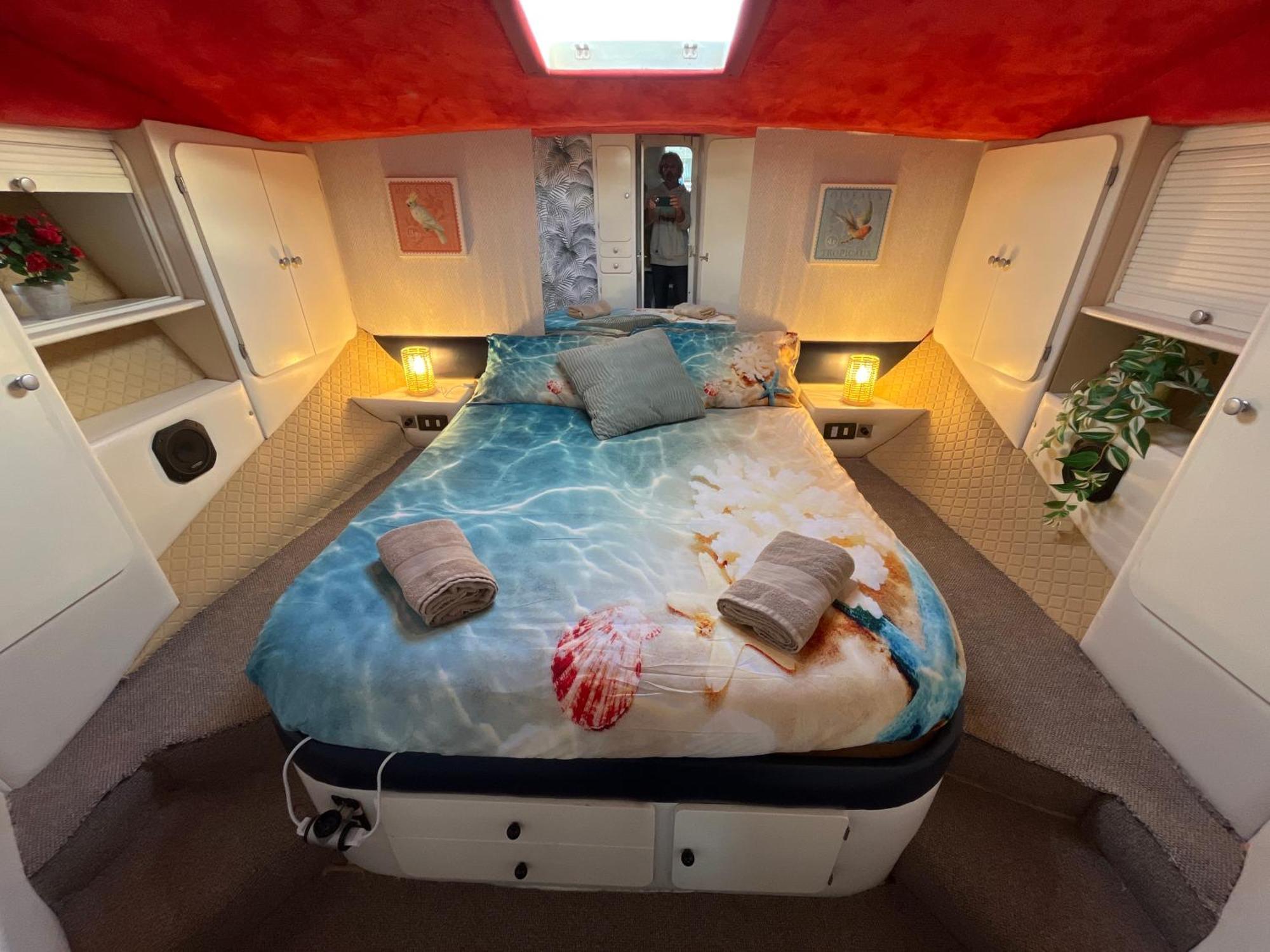 Beautiful And Comfy Boat In Barcelona With Boat Tour Option Hotel Exterior photo