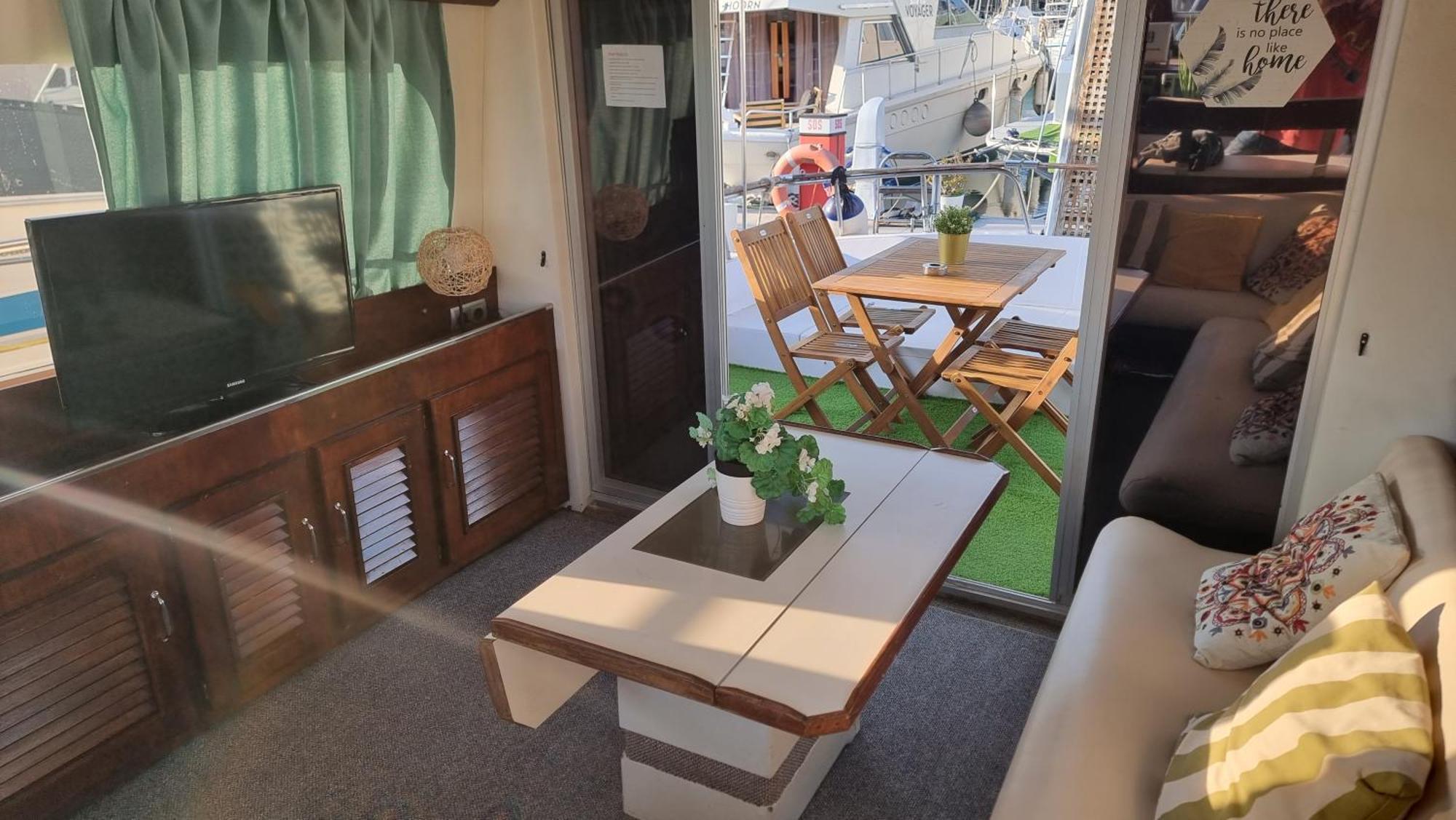 Beautiful And Comfy Boat In Barcelona With Boat Tour Option Hotel Exterior photo